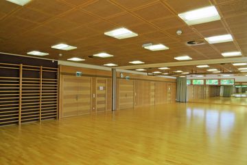 Der geräumige Turnsaal.