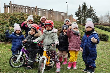 Die Kinder der Pestalozzigasse mit den neuen woom-Rädern
