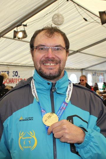 Ein Teilnehmer der SC Aktivity mit seiner Goldmedaille.