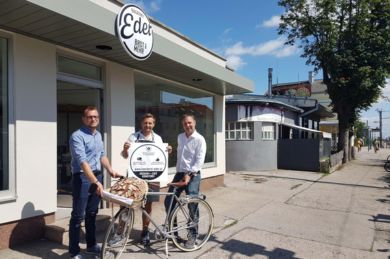 v.l.n.r. Bürgermeister Andreas Babler, Stadtrat Clemens Zinnbauer und Christian Eder vor der neuen Filiale der Bäckerei Eder am Traiskirchner Bahnhof.