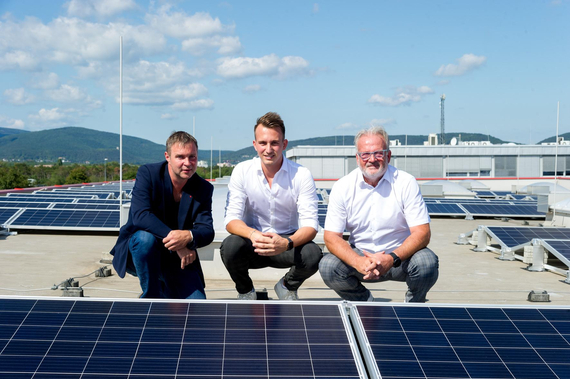 Bgm. Andreas Babler, Daniel Geyer und Manfred Geyer von Sadler Lichtkuppeln auf den Produktions- und Lagerhallendächer des Unternehmens.