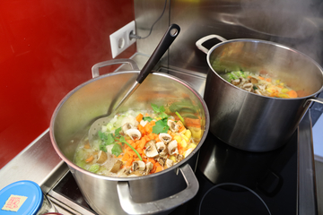 Zwei große Suppentöpfe beim Kochen.