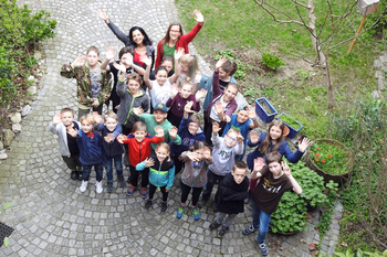 Schülergruppe im Garten.