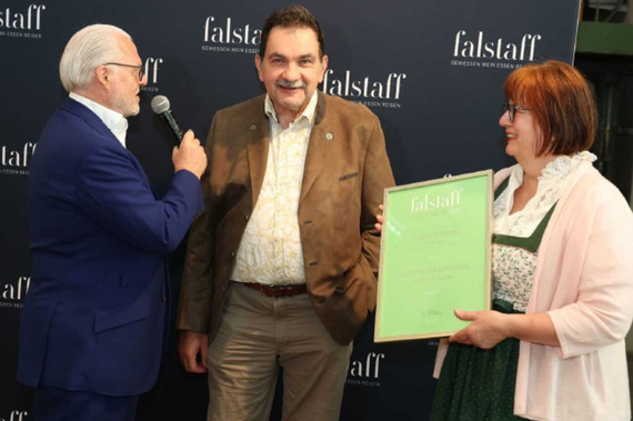 Chefredakteur beglückwünscht das Ehepaar, Jana Piriwe hält eine Urkunde