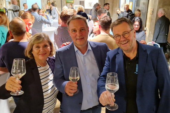TR Manuela Rommer-Sauerzapf, Bgm. Andreas Babler und Weinbauvereinsobmann Robert Alphart
