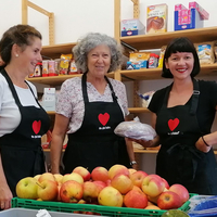 Projektleiterin Doris Artwohl mit den beiden Projektinitiatorinnen GR*in Karin Blum und Dorli Tod.