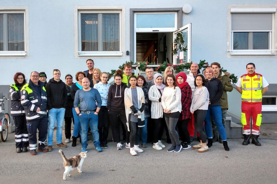 Die Mitarbeiter*innen der ASBÖ und Teilnehmer*innen des kostenlosen Erste-Hilfe-Kurses.