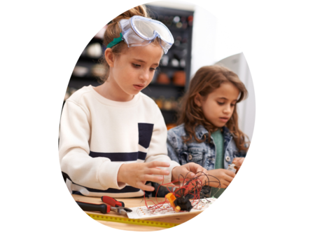 Kinder beim experimentieren