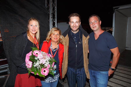 Bgm. Andi Babler, STR Manuela Rommer-Sauerzapf, Laura Frischenschlager und ein Künstler bei Musik in der Fabrik.