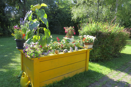Der Garten mit Hochbeet.