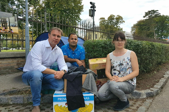 Bgm. Andreas Babler, Fanny Dellinger und Delshad Bazari vor der Erstaufnahmestelle Traiskirchen.