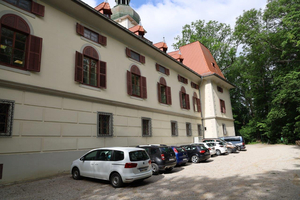 Der neue Parkplatz links vom Schloss.
