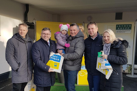 Bgm. Andreas Babler und Familien bei der Wohnungsübergabe.