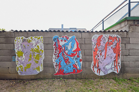 3 Kunstwerke an einer Steinmauer.