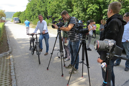 Bgm Andreas Babler mit Journalisten vor der Erstaufnahmestelle Ost.