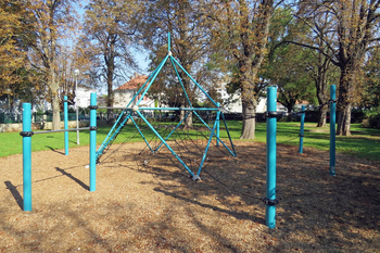 Klettergerüst im Garten.
