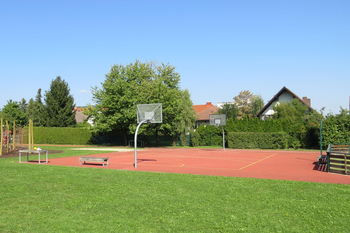 Der Sportplatz.