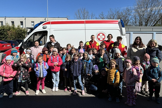 Kinder und Betreuerinnen bei Ferien zu Hause