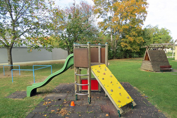 Garten mit Klettergerüsten.