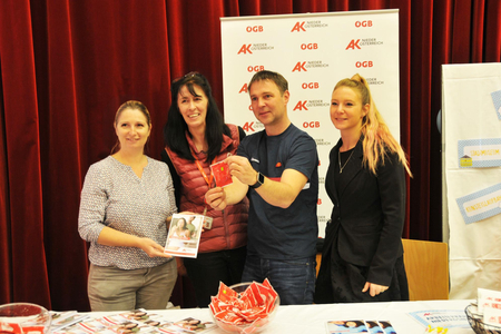 Bgm. Andreas Babler und Projektleiterin des TWFV Laura Frischenschlager und zwei Mitarbeiterinnen.