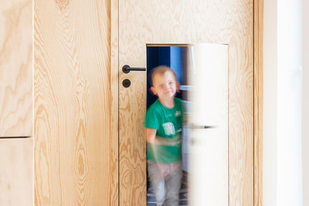 Kind geht durch eine kleine Tür
