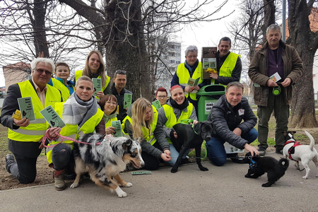 Das Team von "Mein Hund ist kein Ferkel" mit ihren Hunden.