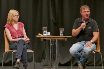 Podiumsdiskussion im Stadtsaal, Bgm. Andreas Babler mit Lisa Mittendrein.