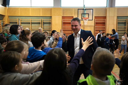 Beim Schulbesuch schlägt Babler mit allen Kindern ein