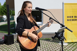 Mona Weinmeister untermalte die Veranstaltung mit Gitarre & Gesang