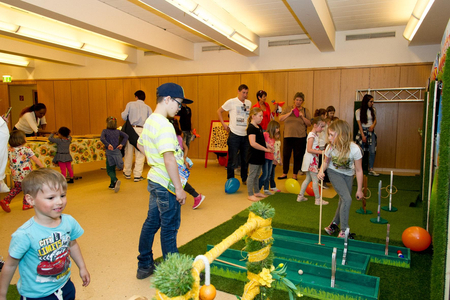 Besucher*innen bei der Spielestation im Untergeschoss.