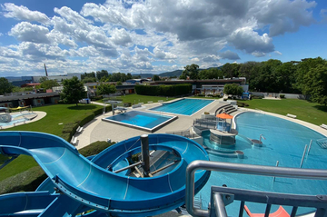 Das Sport-, Sprung und Erlebnisbecken des aqua splash Traiskirchen.
