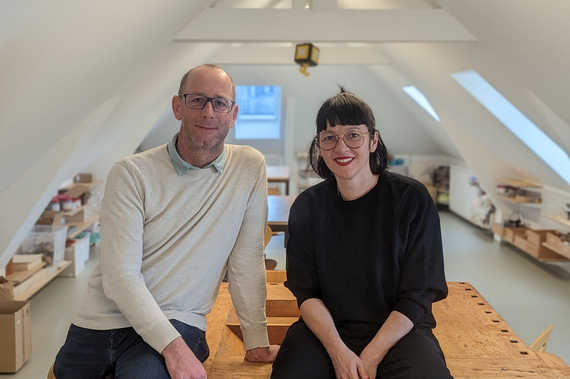 GRin Karin Blum und Markus Bartlweber der TBVG sitzen auf einem Werktisch