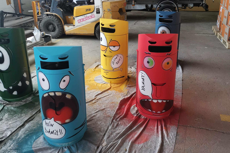 Die Müllmonster im fast fertigen Zustand in der Werkstatt