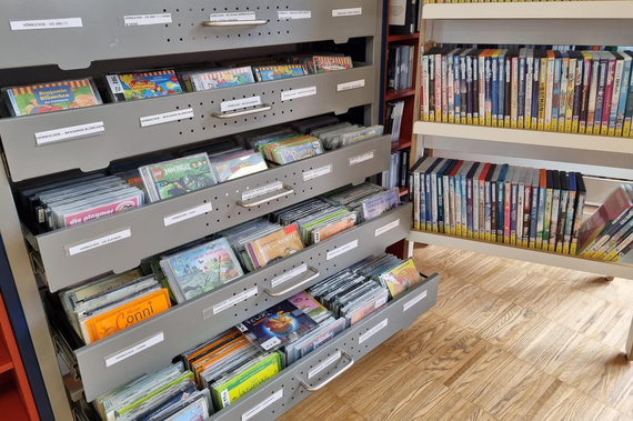 ein regal mit hörbüchern und dvds