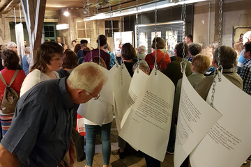 Besucher*innen bei der Ausstellungseröffnung.