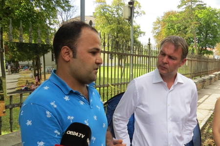 Bgm. Andreas Babler, Fanny Dellinger und Delshad Bazari beim Interview vor der Erstaufnahmestelle Traiskirchen.