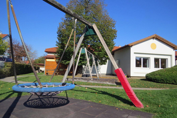 Garten mit Schaukel.