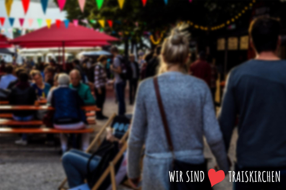 Ein Paar geht über ein Fest.