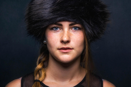 Potrait junge Frau mit Pelzmütze.