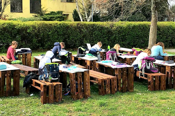 SchülerInnen in einer der Freiluftklassen in Traiskirchen.
