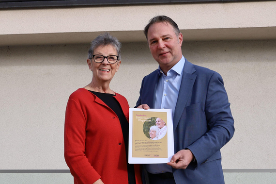 GRin Hilde Mayer und Bgm. Andreas Babler präsentieren den neuen Senior:innenwegweiser