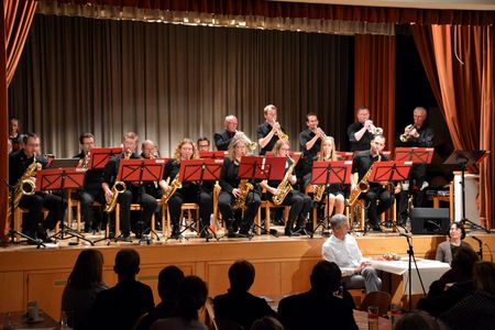 Die Musikschul-Big Band Traiskirchen bei einem Auftritt.