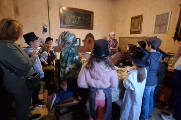 Kinder bei der Zeitmaschine im Museum
