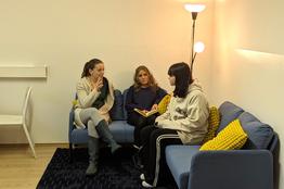 Mädchen sitzen auf einer Couch im Komet