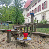Garten mit Sandkiste.