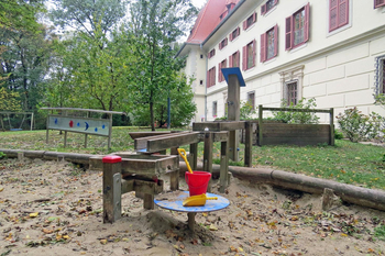 Garten mit Sandkiste.