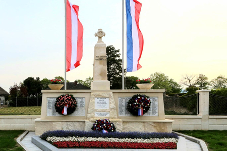 Das generalsanierte Mahnmal beim Friedhof Traiskirchen.