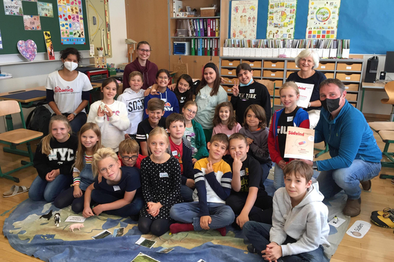 Klasse der VS Möllersdorf mit Bgm Andreas Babler und der Referentin Monika Schneider von Südwind NÖ.