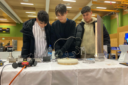 Teilnehmer:innen bei der Messe.