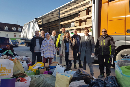 Das Spendenteam vor dem LKW mit zahlreichen Spenden